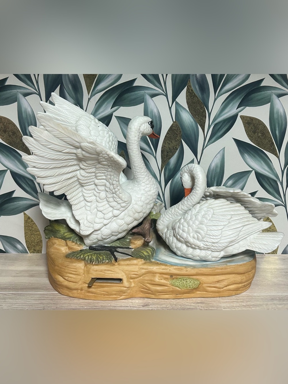 Vintage Wellington Collection Porcelain Swan Music Box Figurine - Picture 4 of 11